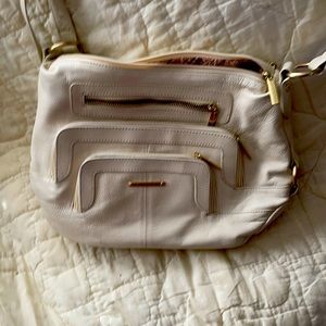 Adjustable shoulder bag.